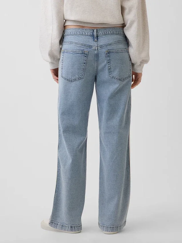 Jeans mit niedriger Leibhöhe, lockerer Passform und seitlichen Streifen im 90er-Jahre-Stil