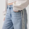 Jeans mit niedriger Leibhöhe, lockerer Passform und seitlichen Streifen im 90er-Jahre-Stil