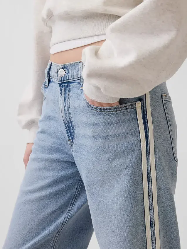 Jeans mit niedriger Leibhöhe, lockerer Passform und seitlichen Streifen im 90er-Jahre-Stil