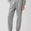 Jogginghose mit mittlerer Leibhöhe aus Vintagesoft-Material in lockerer Passform
