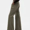 Khakihose mit niedriger Leibhöhe und lockerem Flare-Schnitt