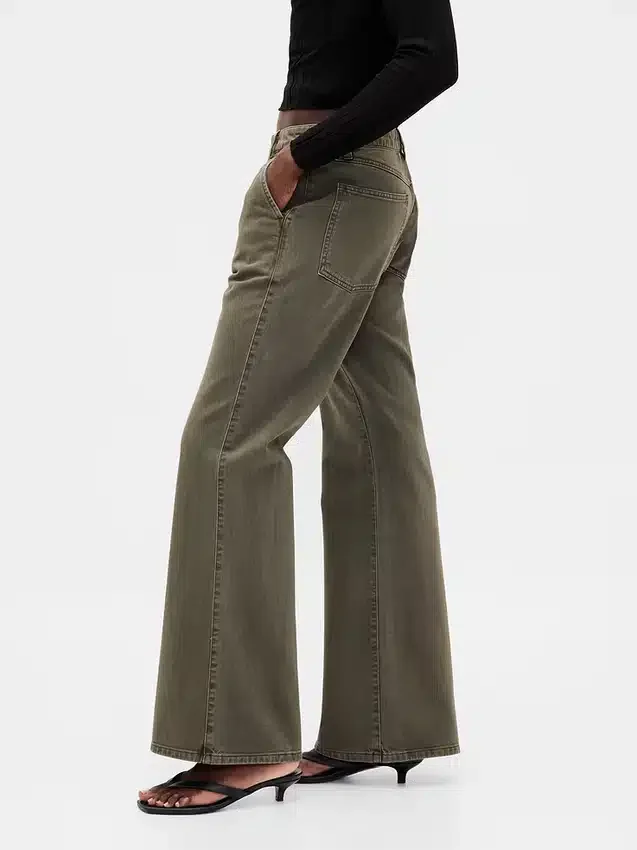 Khakihose mit niedriger Leibhöhe und lockerem Flare-Schnitt