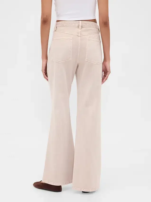 Khakihose mit niedriger Leibhöhe und lockerem Flare-Schnitt