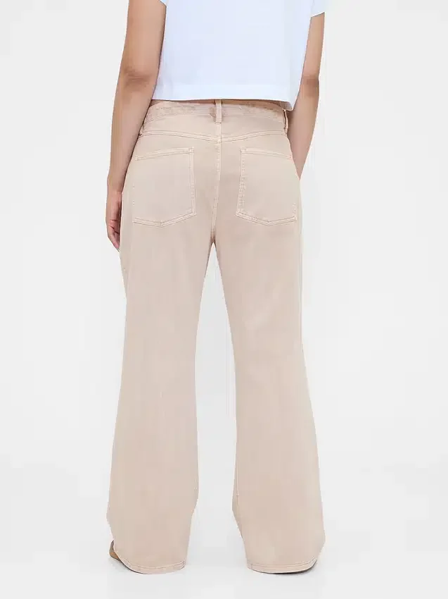 Khakihose mit niedriger Leibhöhe und lockerem Flare-Schnitt