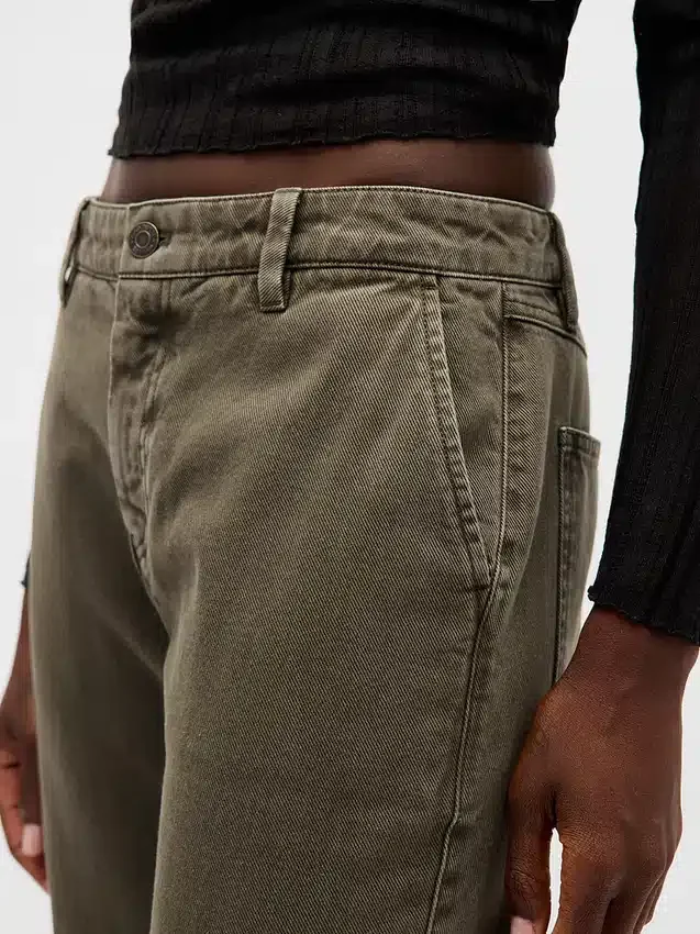 Khakihose mit niedriger Leibhöhe und lockerem Flare-Schnitt