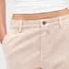 Khakihose mit niedriger Leibhöhe und lockerem Flare-Schnitt