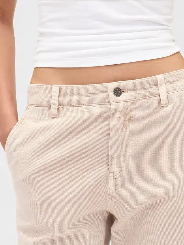 Khakihose mit niedriger Leibhöhe und lockerem Flare-Schnitt