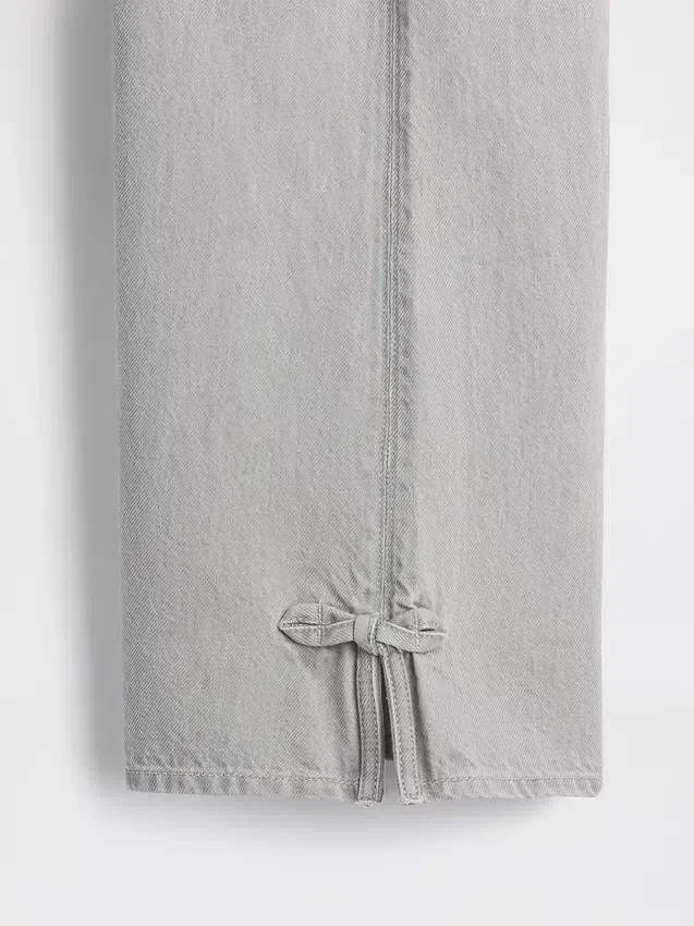 Kinder-Baggy-Jeans mit niedriger Leibhöhe, Schleife und gespaltenem Saum