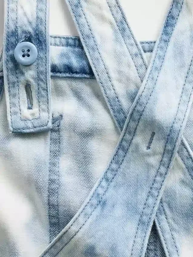 Kinder-Jeans-Latzhose im Tie-Dye-Look, lockere Passform