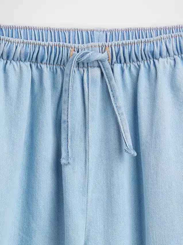Kinder-Jeans mit hoher Leibhöhe und lockerer Passform