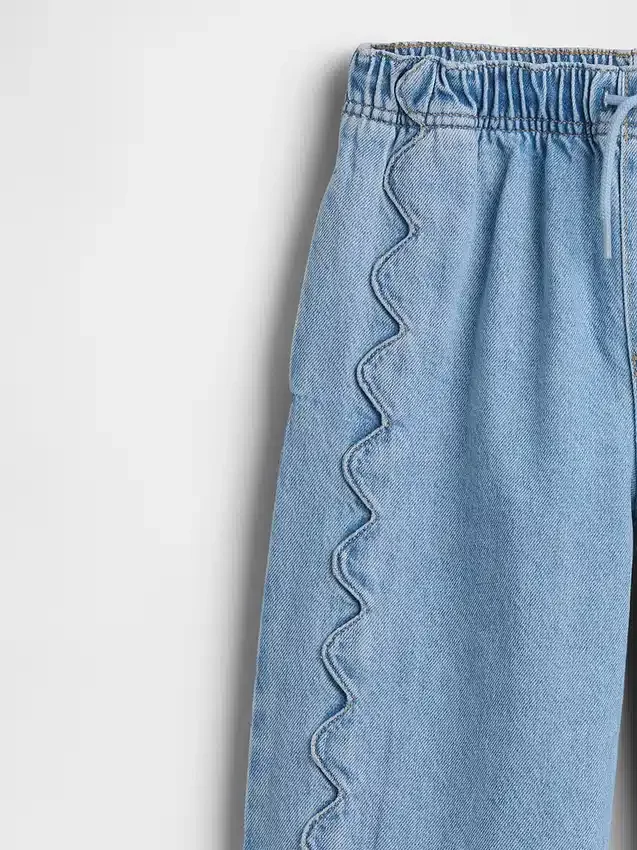 Kinder-Jeans mit hoher Leibhöhe, weitem Bein und Knöchellänge