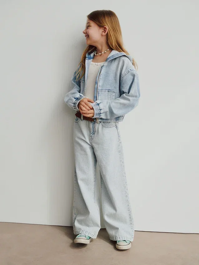 Kinder-Jeans mit hoher Leibhöhe, weitem Bein und Knöchellänge