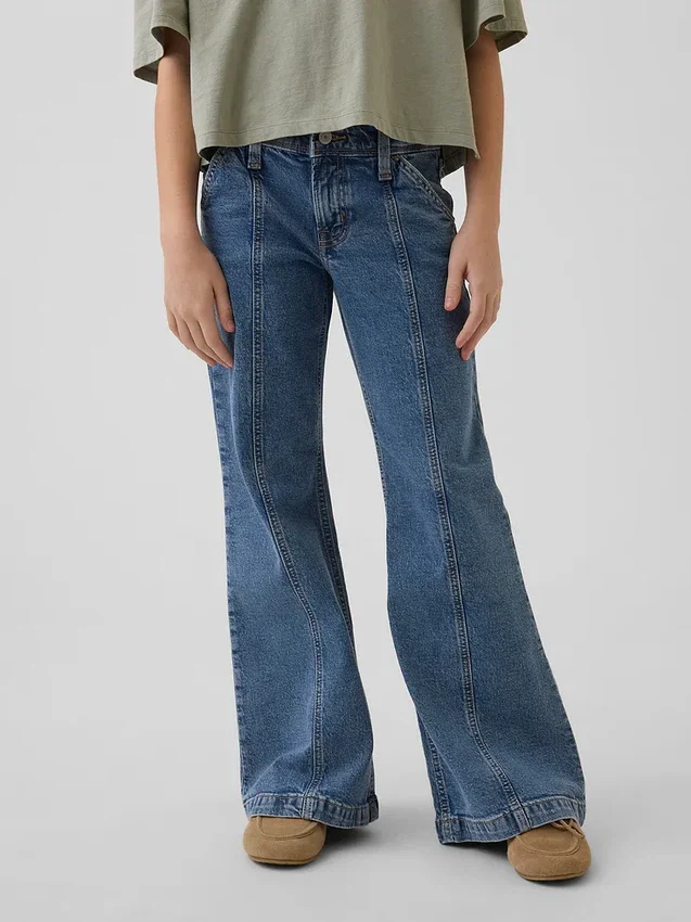 Kinder-Jeans mit niedriger Leibhöhe, Nähten und lockerem Flare-Schnitt