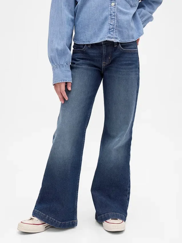 Kinder-Jeans mit niedriger Leibhöhe und lockerem Flare-Schnitt