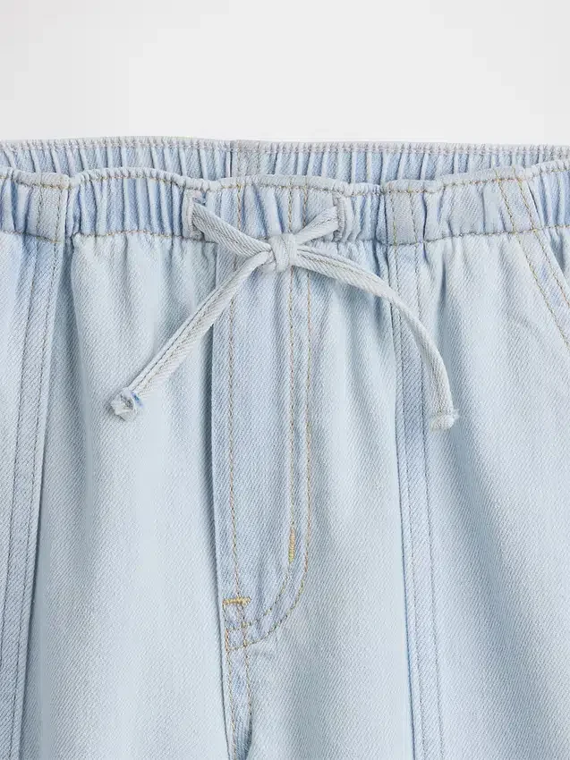 Kinder-Jeans mit niedriger Leibhöhe und lockerer Passform