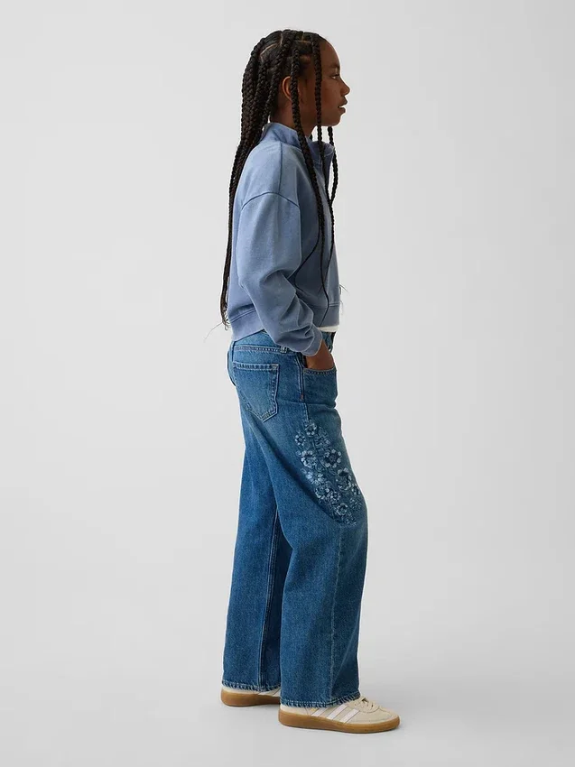 Kinder-Jeans mit niedriger Leibhöhe, weitem Bein und Blumenstickerei