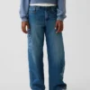 Kinder-Jeans mit niedriger Leibhöhe, weitem Bein und Blumenstickerei