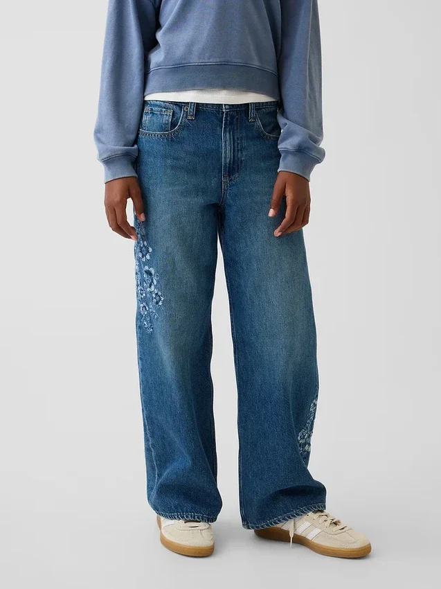Kinder-Jeans mit niedriger Leibhöhe, weitem Bein und Blumenstickerei