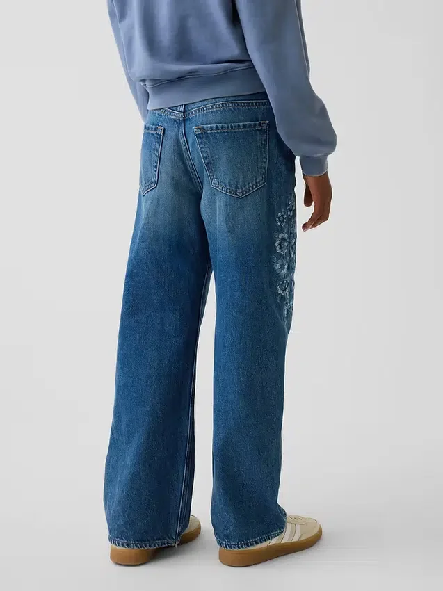 Kinder-Jeans mit niedriger Leibhöhe, weitem Bein und Blumenstickerei
