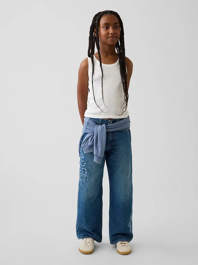 Kinder-Jeans mit niedriger Leibhöhe, weitem Bein und Blumenstickerei