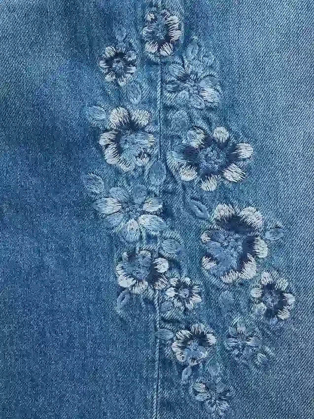 Kinder-Jeans mit niedriger Leibhöhe, weitem Bein und Blumenstickerei