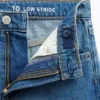 Kinder-Jeans mit niedriger Leibhöhe, weitem Bein und Blumenstickerei