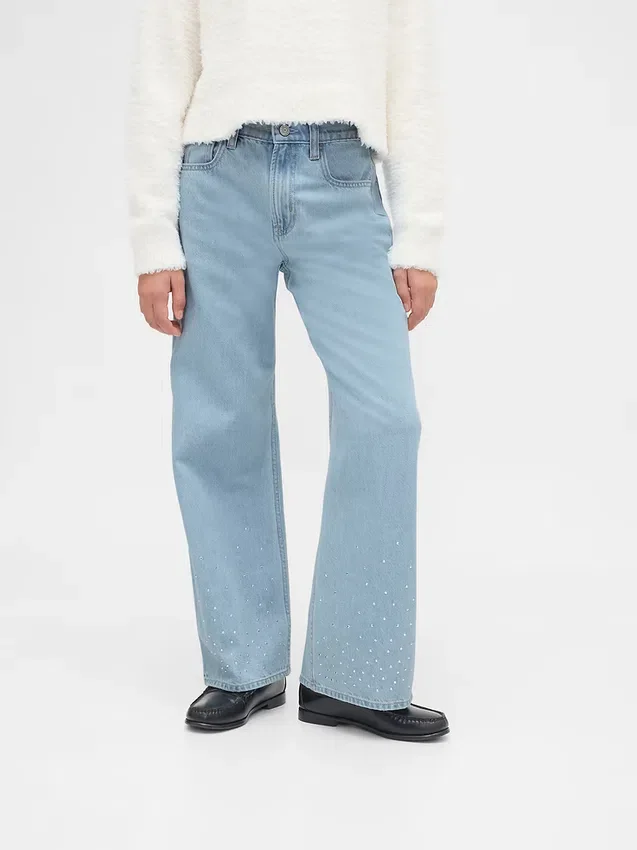Kinder-Jeans mit niedriger Leibhöhe, weitem Bein und Strassverzierung