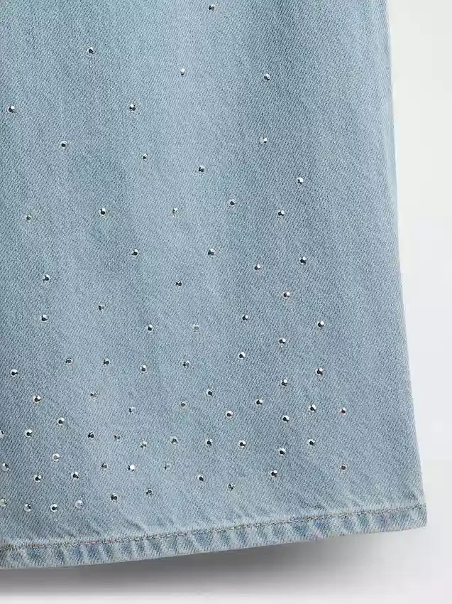 Kinder-Jeans mit niedriger Leibhöhe, weitem Bein und Strassverzierung