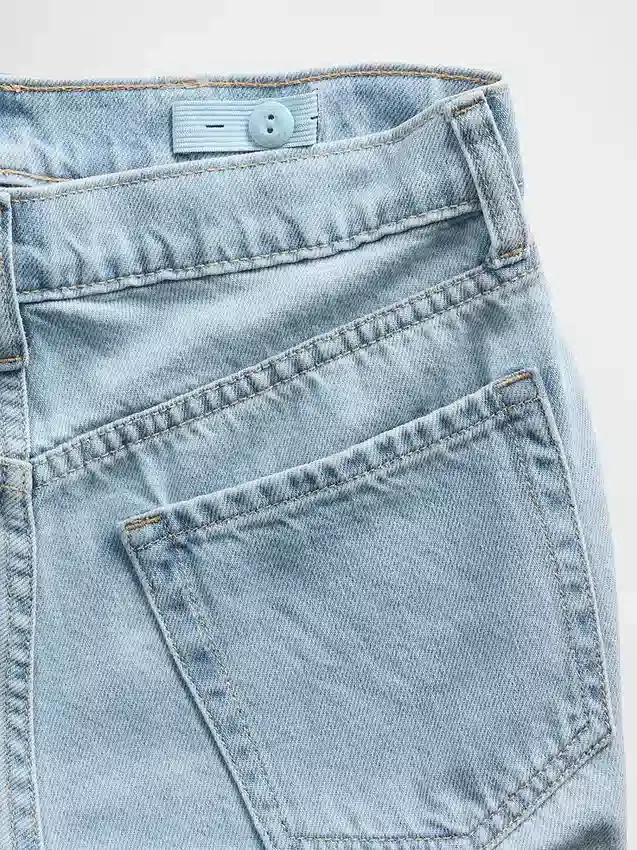 Kinder-Jeans mit niedriger Leibhöhe, weitem Bein und Strassverzierung