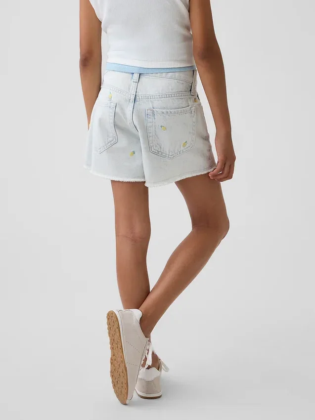 Kinder-Jeans-Shorts mit niedriger Leibhöhe, „Stride“-Stickerei und Zitronenmuster