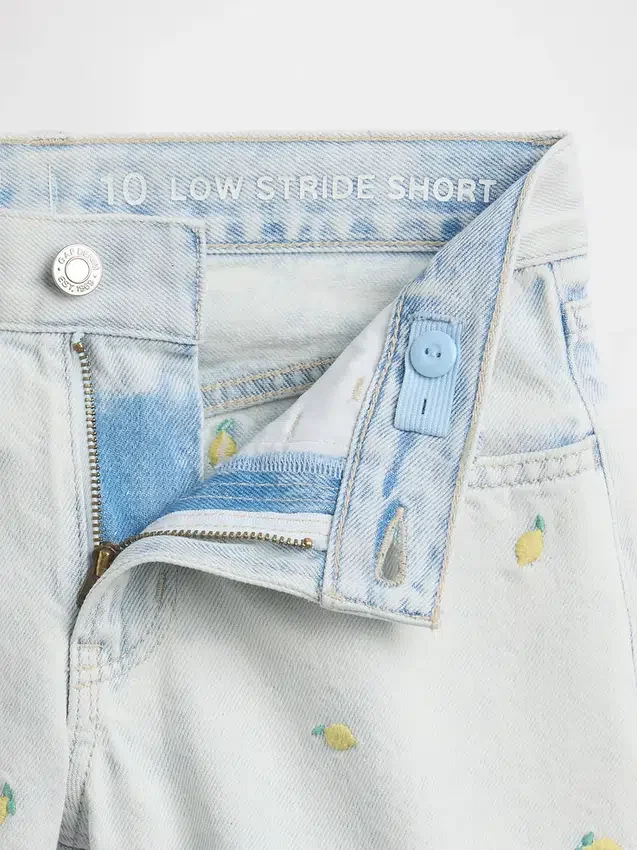 Kinder-Jeans-Shorts mit niedriger Leibhöhe, „Stride“-Stickerei und Zitronenmuster