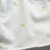 Kinder-Jeans-Shorts mit niedriger Leibhöhe, „Stride“-Stickerei und Zitronenmuster