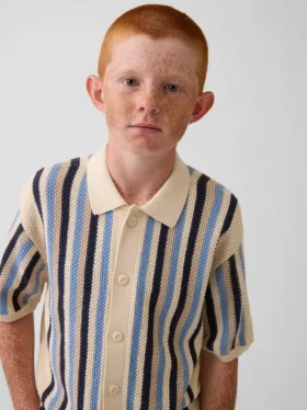 Kinder-Pullover mit Häkelstreifen