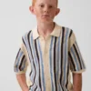 Kinder-Pullover mit Häkelstreifen