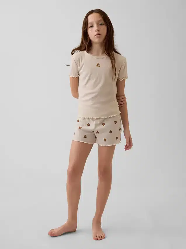 Kinder-Pyjama-Set aus recyceltem Rippstrick mit Brannan-Bär in Shorts