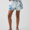 Kinder-Shorts aus Denim mit hoher Leibhöhe und Tie-Dye-Optik