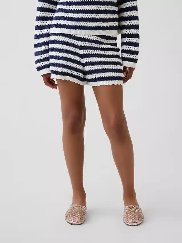 Kinder-Shorts aus Häkelstoff mit Streifenmuster