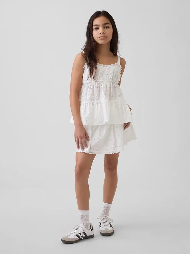 Kinder-Skort mit Lochstickerei und Umschlag