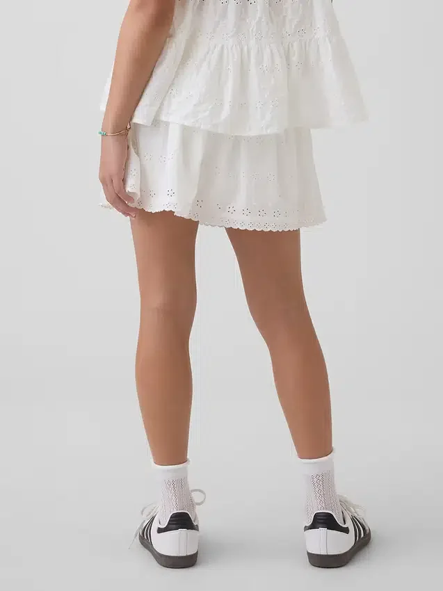 Kinder-Skort mit Lochstickerei und Umschlag