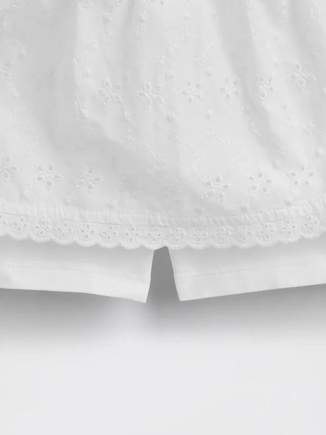 Kinder-Skort mit Lochstickerei und Umschlag