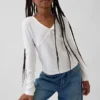 Kinder-T-Shirt mit gekreuztem Vorderverschluss und Schleife