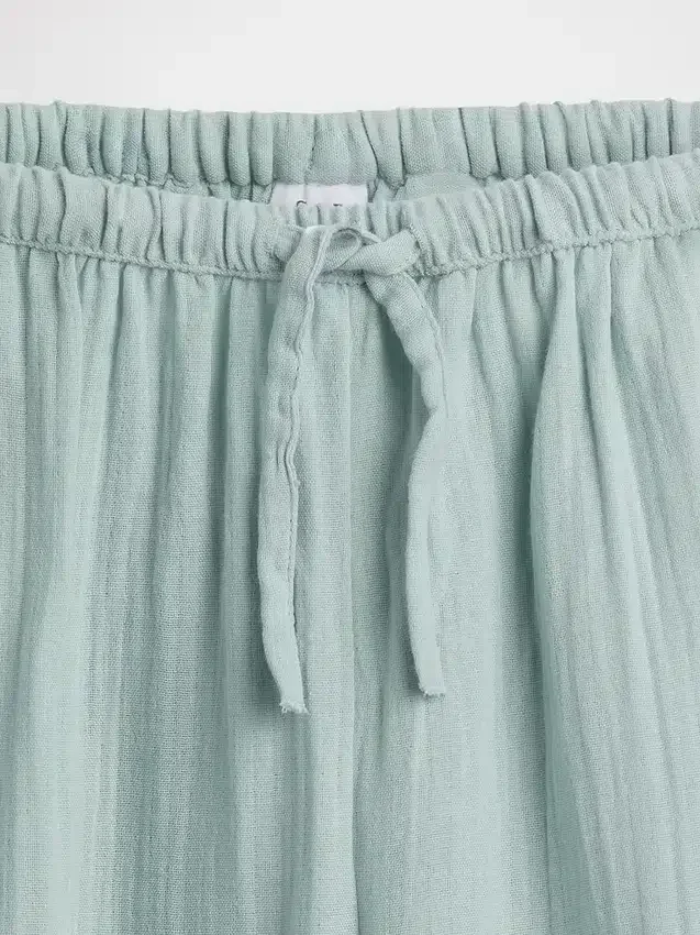 Kinderhose aus Baumwollgaze mit weitem Bein