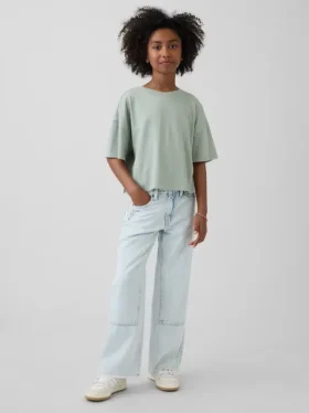 Kinderjeans mit niedriger Leibhöhe, weitem Bein und weitem Schnitt