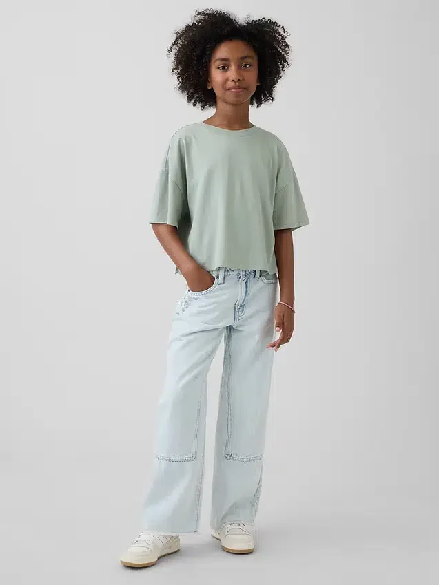 Kinderjeans mit niedriger Leibhöhe, weitem Bein und weitem Schnitt