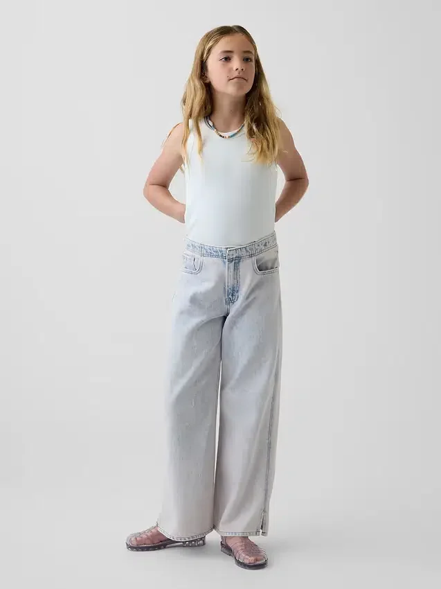 Kinderjeans mit niedriger Leibhöhe, weitem Bein und weitem Schnitt