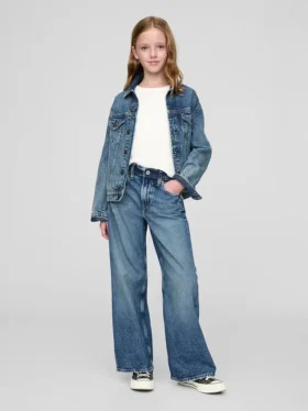 Kinderjeans mit niedriger Leibhöhe, weitem Bein und weitem Schnitt