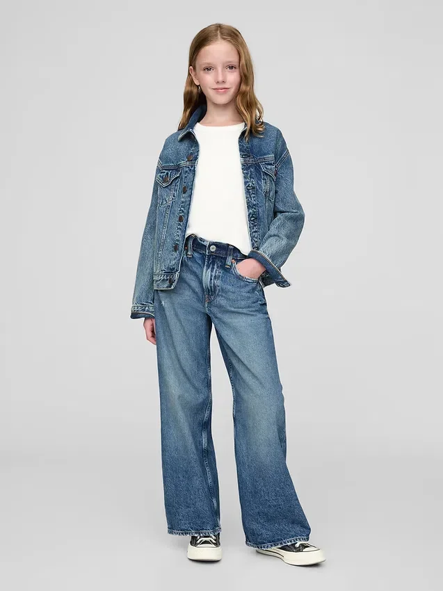 Kinderjeans mit niedriger Leibhöhe, weitem Bein und weitem Schnitt