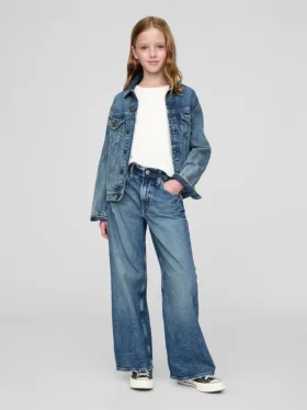Kinderjeans mit niedriger Leibhöhe, weitem Bein und weitem Schnitt