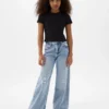 Kinderjeans mit niedriger Leibhöhe, weitem Bein und weitem Schnitt
