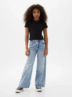 Kinderjeans mit niedriger Leibhöhe, weitem Bein und weitem Schnitt
